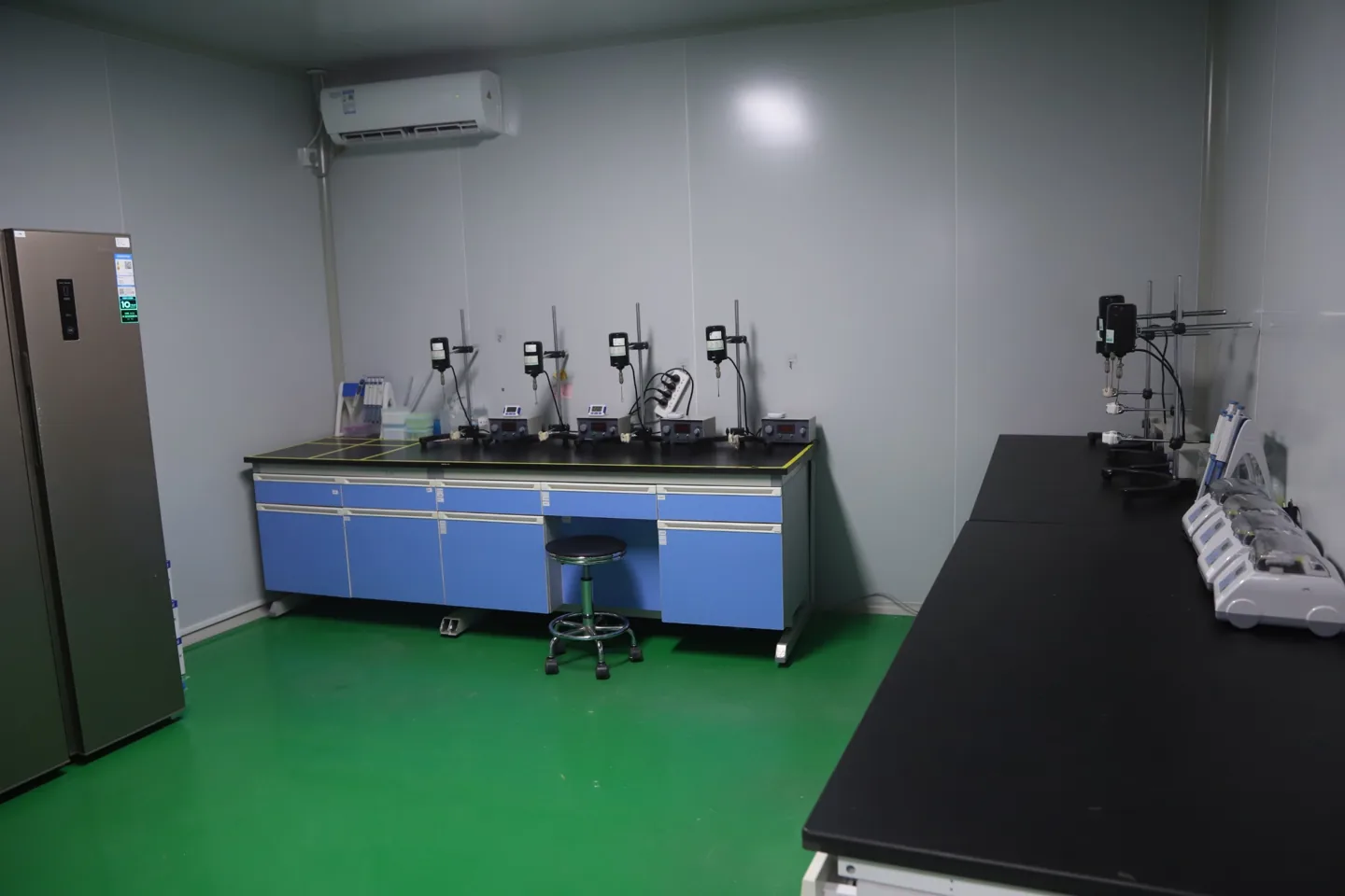 Overview of the antigen emulsification preparation room and equipment